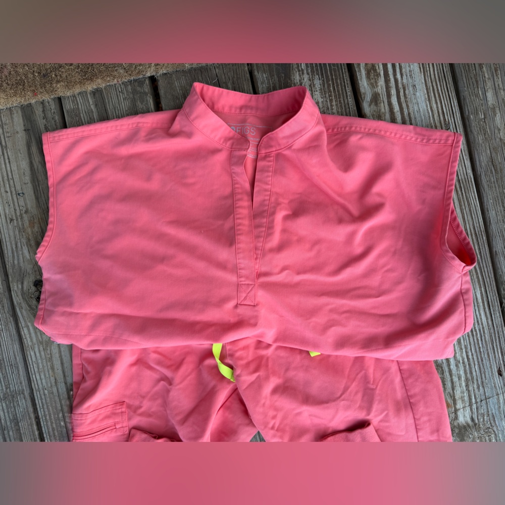 FIGS Hot Coral Scrub Set